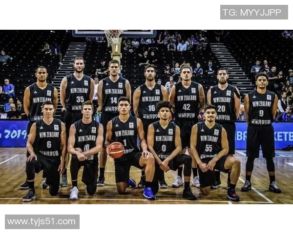 武汉篮球队整体压制解析:战术布局与球队协作的深度剖析 武汉篮球队整体压制解析:战术布局与球队协作的深度剖析